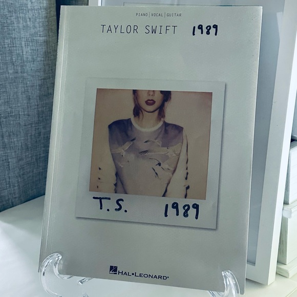 Taylor Swift 1989 Hal Leonard Piano Vocal Guitar Sheet Music - Picture 1 of 3